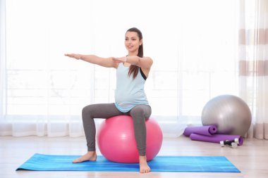 Spor salonunda eğitim genç hamile kadın. Sağlık kavramı