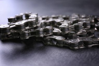 Bisiklet zinciri gri arka plan üzerinde