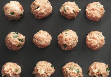 Lezzetli hindi köfte pişirme tepsisi üzerinde