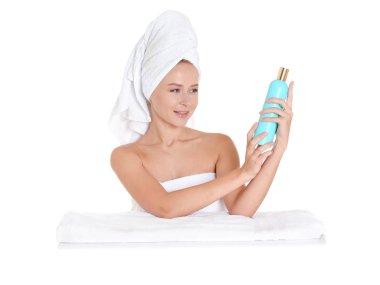 Vücut beyaz zemin üzerine krem ile banyo sonra güzel genç kadın