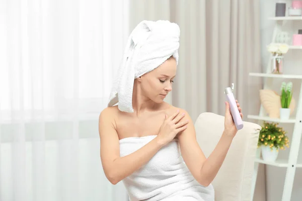 Piękna młoda kobieta po kąpieli, stosując krem na skórę w domu do ciała — Zdjęcie stockowe