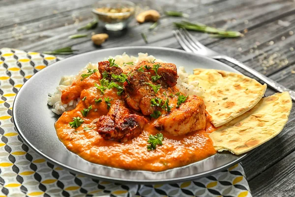 Placa con delicioso Murgh Makhani y arroz en la mesa — Foto de Stock