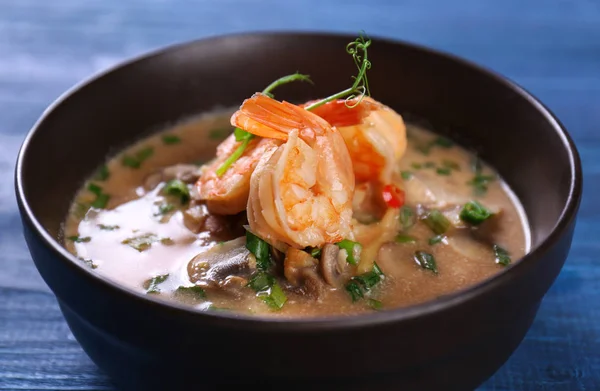 Delicious soup with shrimps in bowl — Stock Photo, Image