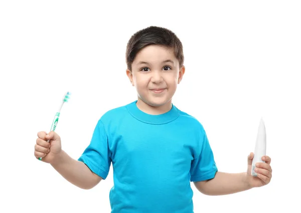 用牙刷和粘贴在白色背景上的可爱男孩。牙齿清洁概念 — 图库照片