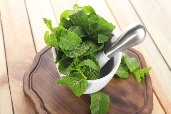 Composición con menta fresca sobre mesa de madera —  Fotos de Stock