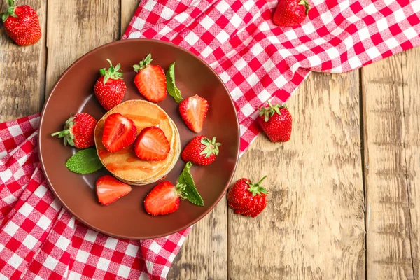 Plate with delicious pancakes on wooden background — Stock Photo, Image