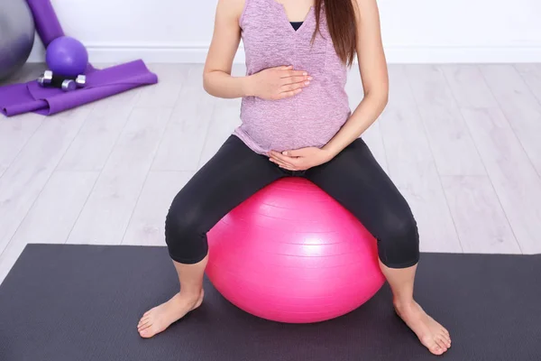 Jovem mulher grávida formação — Fotografia de Stock