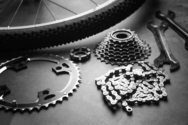 Велосипедні деталі та інструменти на сірому фоні — стокове фото
