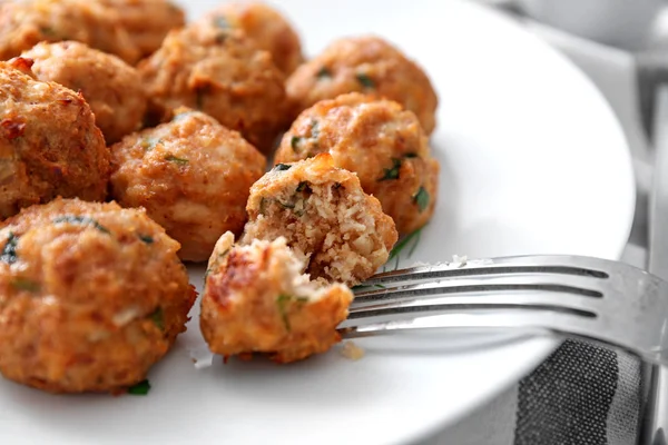 Plaat met heerlijke Turkije meatballs, close-up — Stockfoto