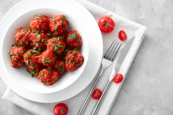 Cuenco con deliciosas albóndigas de pavo y salsa de tomate en la mesa — Foto de Stock