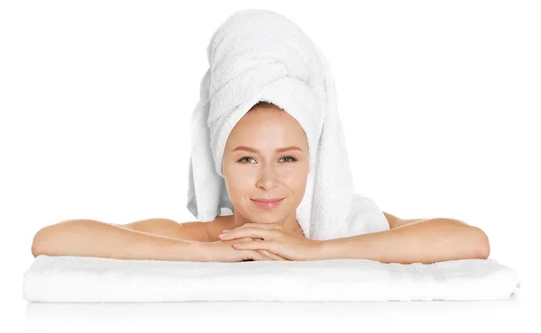 Piękna młoda kobieta po kąpieli na białym tle — Zdjęcie stockowe