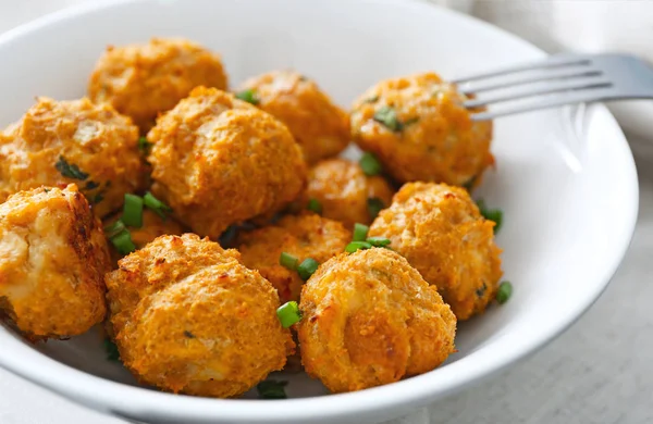 Bol avec de délicieuses boulettes de dinde sur la table, gros plan — Photo