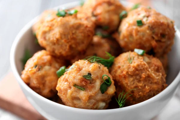 Kom met heerlijke Turkije meatballs op tafel, close-up — Stockfoto