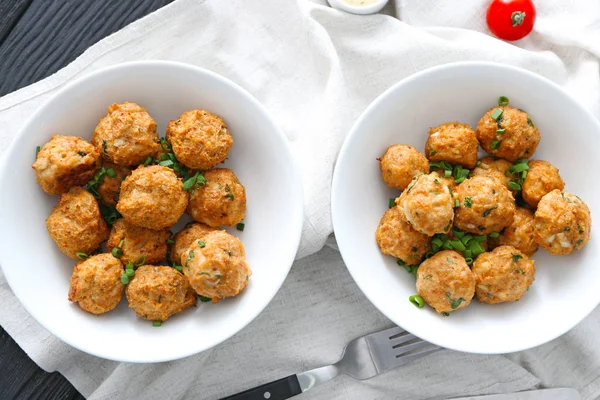 Ciotole con deliziose polpette di tacchino sul tavolo — Foto Stock