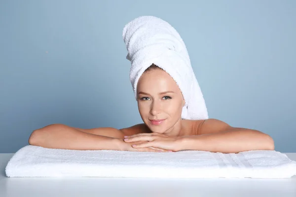 Красивая молодая женщина после ванны на светлом фоне — стоковое фото