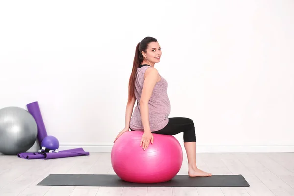 Junge schwangere Frau beim Training im Fitnessstudio. Gesundheitskonzept — Stockfoto