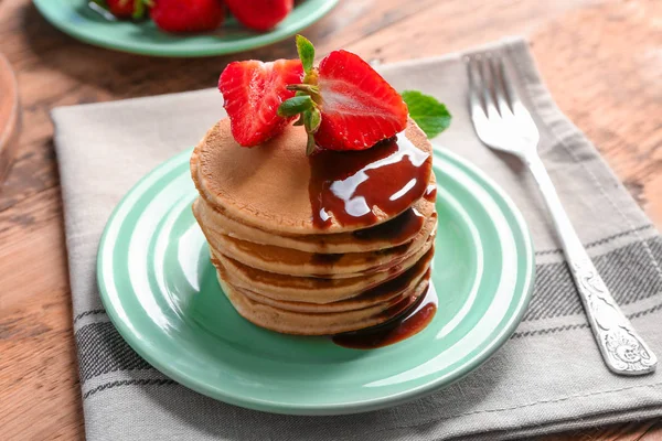 Prato com deliciosas panquecas na mesa — Fotografia de Stock