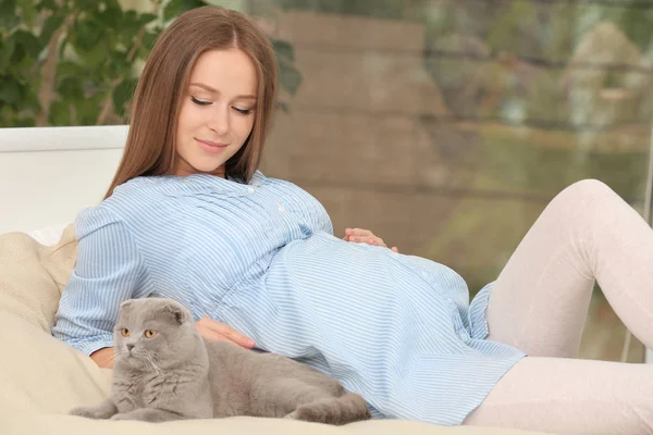 Jovem mulher grávida com gato bonito na cama — Fotografia de Stock