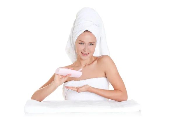Hermosa mujer joven después del baño con crema corporal sobre fondo blanco — Foto de Stock