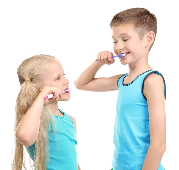 Lindos niños pequeños limpieza de dientes sobre fondo blanco — Foto de Stock