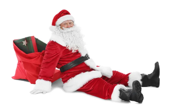 Beyaz arka plan üzerinde oturan mutlu otantik Noel Baba — Stok fotoğraf
