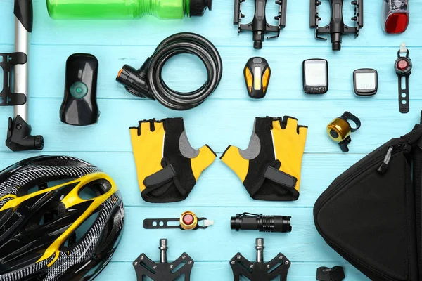 Set di accessori per ciclismo su fondo in legno — Foto Stock