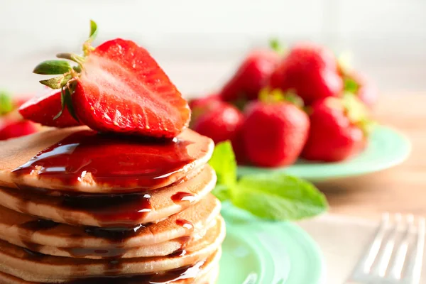 Prato com deliciosas panquecas na mesa — Fotografia de Stock