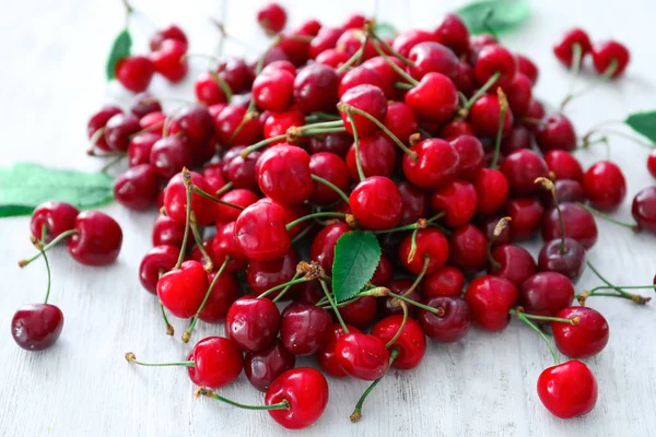 Fresh ripe cherries on wooden background — Stock Photo, Image