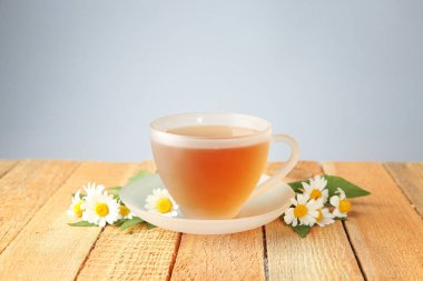 Fincan lezzetli papatya çayı ile 