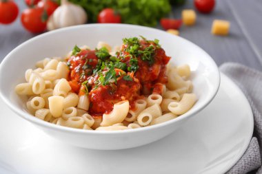 Lezzetli köfte makarna ve Türkiye ile plaka 