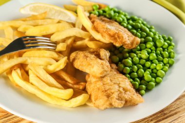 Tabak kızarmış balık ve patates kızartması 