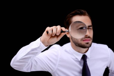 Büyüteç ile yakışıklı genç