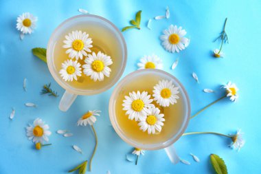  Cam bardak papatya çiçeği ile çay 