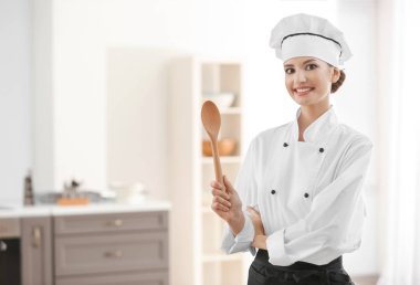 Genç kadın Şef kaşık mutfak ile