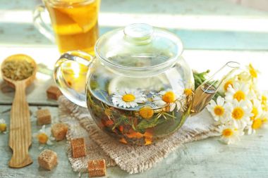 Cam çaydanlık sıcak papatya çayı ile 