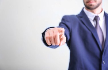 Genç işadamı sanal ekran, ışık arka plan üzerinde kullanma