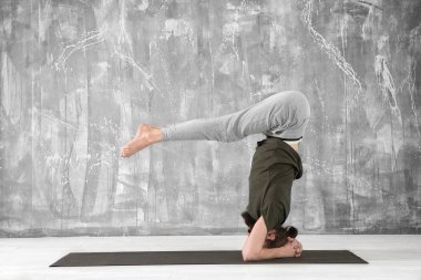 Yoga yapan genç adam. 