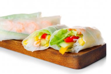 Spring rolls ahşap tahta üzerinde 