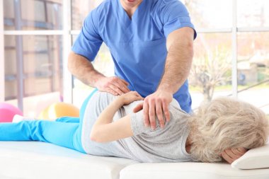 Fizyoterapist Kliniği yaşlı hasta ile çalışma