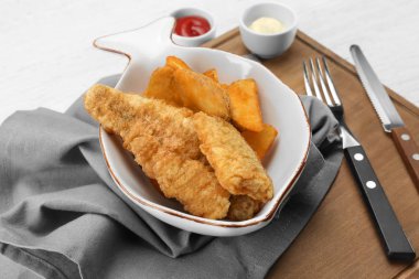 Tabak kızarmış balık ve patates kızartması ile