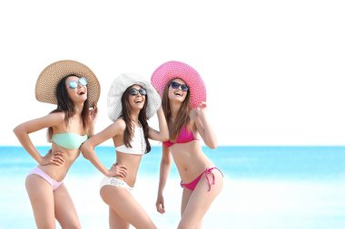 Bikinili güzel genç kadın denizde tatil