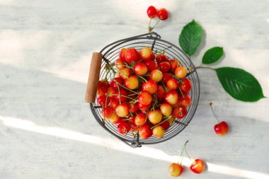 Taze Olgun Kiraz ile metal sepet 