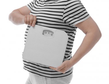 Kilolu adam tutarak beyaz arka plan üzerinde ölçekler. Diyet kavramı