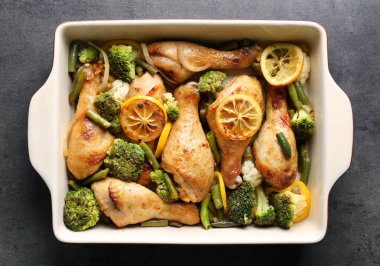 Kavrulmuş Tavuk drumsticks pişirme çanağı içinde 