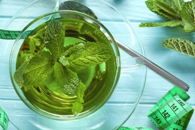 Fincan nane çayı ve ölçüm bandı 