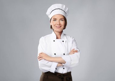 Gri arka plan üzerinde kadın Şef