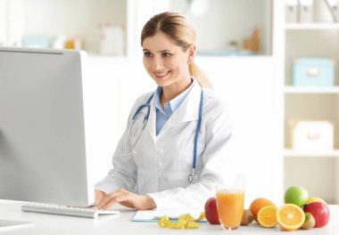 Genç kadın beslenme uzmanı  