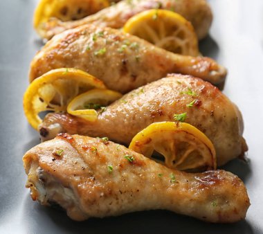 plaka üzerinde Limonlu tavuk sopaları