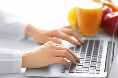 bilgisayar Office ile çalışan beslenme uzmanı