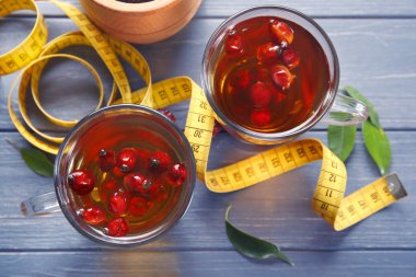 Brier çay ve ölçüm bandı kompozisyonu 